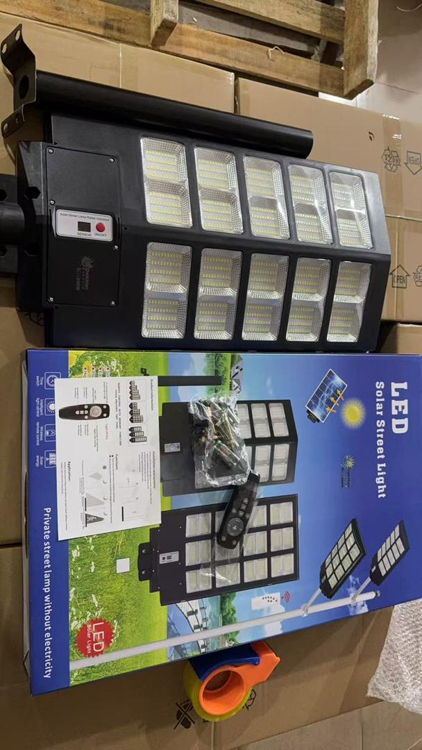 BC 1000w Solar pole light